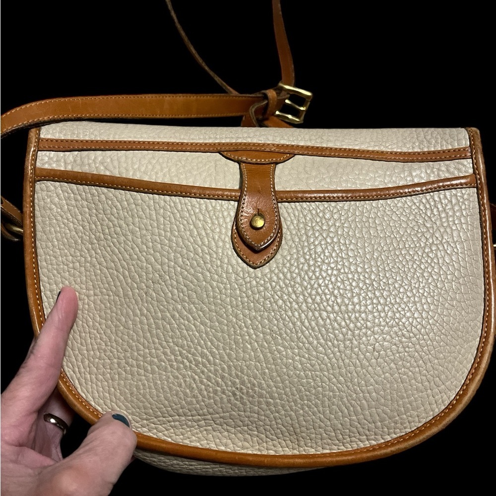 Elegant Cream and Tan Leather Shoulder Bag - Picture 4 of 9